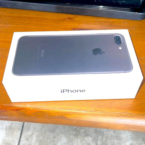 Apple iPhone 7 Plus. 32 GB. AT&T phone returned to factory settings. - Picture 1 of 4